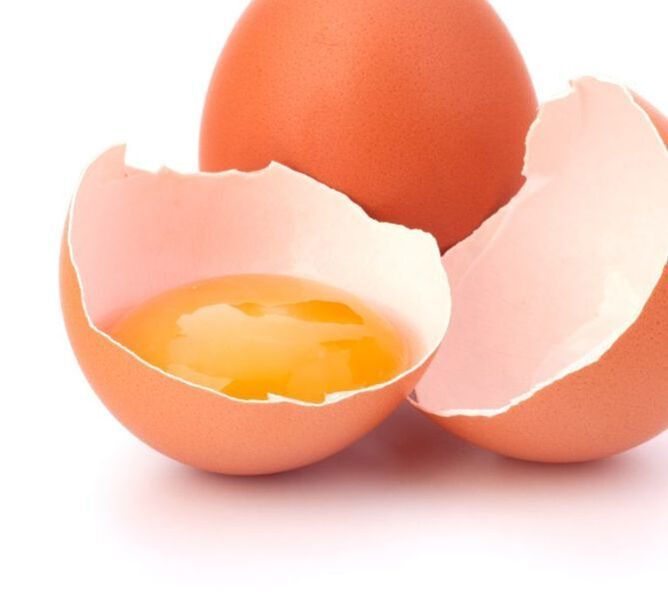 egg to prepare a rejuvenating mask